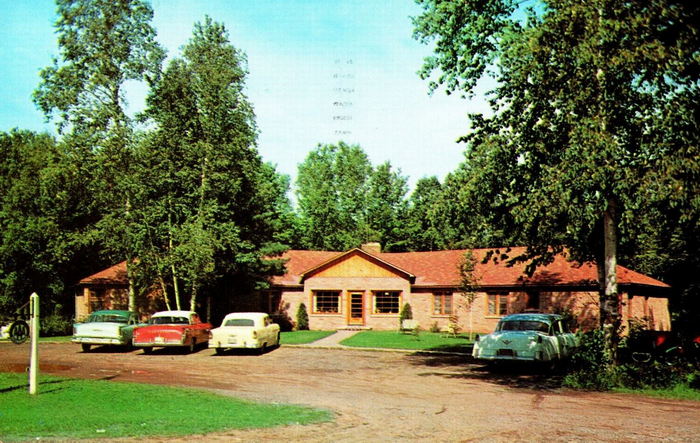 Hokans Motel (Scotts Superior Inn & Cabins, Hokans, Tallmans Motel) - Old Postcard (newer photo)
